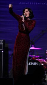 组图：杰西-J双开衩红裙PK凯莉-米洛