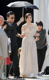 幻灯：范冰冰挤雪乳扮希腊女神 专人撑伞显大牌