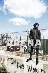 组图：韩星李真旭街头写真 运动时尚自由奔放