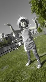 组图：吴尊女儿正面照首度曝光 父女俩亲似兄妹