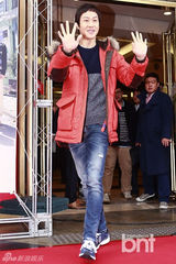 组图：《1994》垃圾哥郑宇献爱的抱抱笑容满分