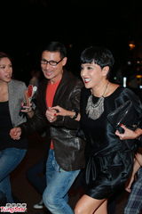 组图：钱嘉乐汤盈盈大婚 新娘巨乳大肚与新郎热吻