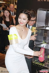 组图：高海宁大秀玉背 李亚男罕有秀性感