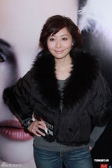 组图：周秀娜出席《黑天鹅》首映 称喜欢弹琴女生