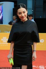 组图：刘璇黑裙披发现身红毯 自信秀美腿