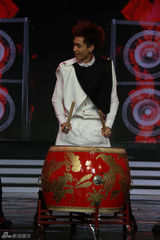 组图：《给力星期天》至上励合玩转大鼓遇“踢馆”