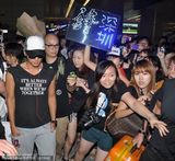 组图：谢霆锋离婚后首抵上海 一言不发引机场混乱