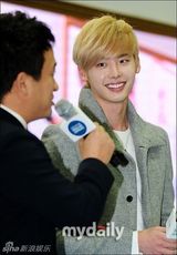 组图：韩星李钟硕助阵公益 金发帅气萌态毕露