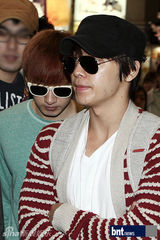 组图：韩男团SJ赴日本专场演唱会 现身金浦机场