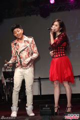 组图：许慧欣化身红天鹅开唱 男友亲临支持