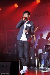 组图：薛凯琪陈奂仁G.E.M携手演出为母亲节献歌