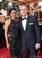 组图：马特-达蒙出席金球颁奖 挥手微笑心情好