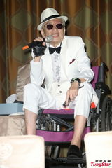 组图：血癌缠身高凌风墨镜遮面 称满脸是洞