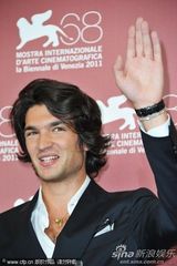 组图：竞赛片《内陆》发布会 女星黄衣配蓝裤抢镜