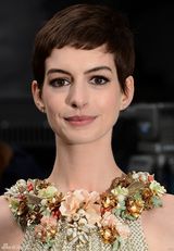 组图：玛丽昂黄抹胸妩媚现身《蝙蝠侠》首映