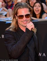 组图：皮特金发披肩展熟男范 妖男兰伯特助阵