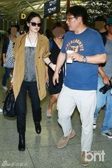 组图：李英爱与丈夫亮相机场 小鸟依人秀恩爱