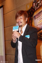 组图：张晋出席庆功活动 透露刚知蔡少芬有身孕