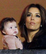 组图：伊娃与贝嫂看球赛 抱小七不撒手母爱泛滥