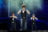 组图：谢霆锋献唱演唱会 蔡依林露胸垫上下走光