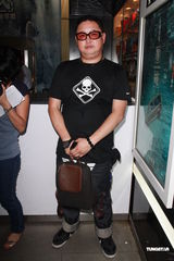 组图：连诗雅不担心遭揩油 与陈静仪比拼性感