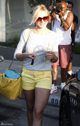 组图：卡麦隆-迪亚兹灰色条纹上衣搭黄色短裤