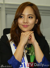 组图：柳真宋钟基出席公益活动 全程大派亲切微笑