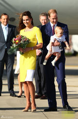 组图：凯特抱子随访澳洲 黄衣明艳狂风吹乱秀发