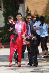 组图：张柏芝喜气红衣携两子参加弟弟婚礼