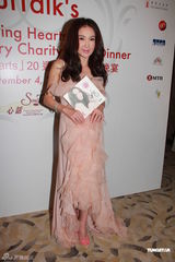 组图：温碧霞捐新EP做慈善 老公购买支持