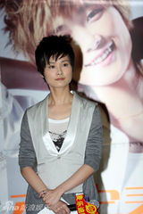 幻灯图：李宇春“WhyMe”明信片签售歌迷踊跃