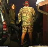 组图：暮光女不受分手影响 深夜与友人谈笑风生