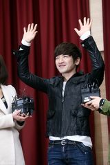 组图：韩国神话组合成员李珉宇结束兵役与粉丝见面