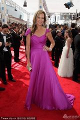 组图：阿丽森-詹尼任嘉宾亮相艾美红毯