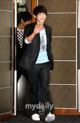 幻灯图：Rain出席新专辑发布会 帅气不减笑容温暖