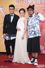 组图：杨千霈唯美白色长裙走红毯 美背全露