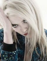 组图：90后歌手费雷拉写真 冷艳妆容上身激凸