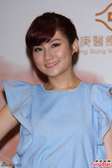 组图：Selina重返医院代言 现场激动落泪