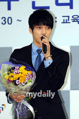 组图：宋智孝携JYJ担任韩国教育部网络宣传大使