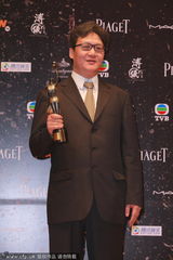 组图：王家卫获最佳编剧 台下激动握手庆祝