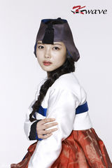 高清图：童星金有贞迎中秋拍韩服写真甜美可爱