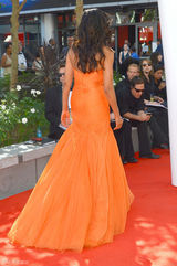 组图：女主播帕德玛-拉克施密橙色礼服亮相