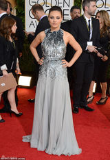 组图：米拉-库妮斯灰色亮片礼服闪耀亮相红毯