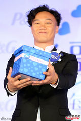 组图：陈奕迅个唱门票秒杀 与童星 乔 乔 比鬼脸