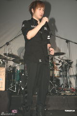 组图：八三夭开唱阿信站台 欲学谢和弦微博放料