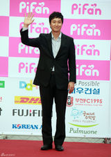 高清组图：秀爱黑礼服美艳电影节 申世京斜肩裙抢镜