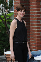 组图：海瑟薇帅气现身片场 豪放大笑不顾形象