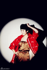 组图：小宋佳写真迷幻复古 戏里戏外皆摩登时尚