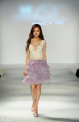 组图：叶熙祺时装秀场真空上阵演绎极致诱惑