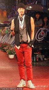 高清组图：金曲奖红毯星光熠熠 那英躲雨不顾形象